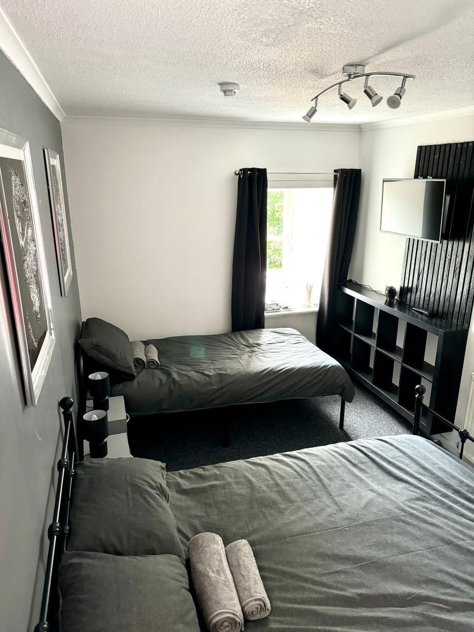 Bed, TV and multimedia, Photo of the whole room, Bedroom