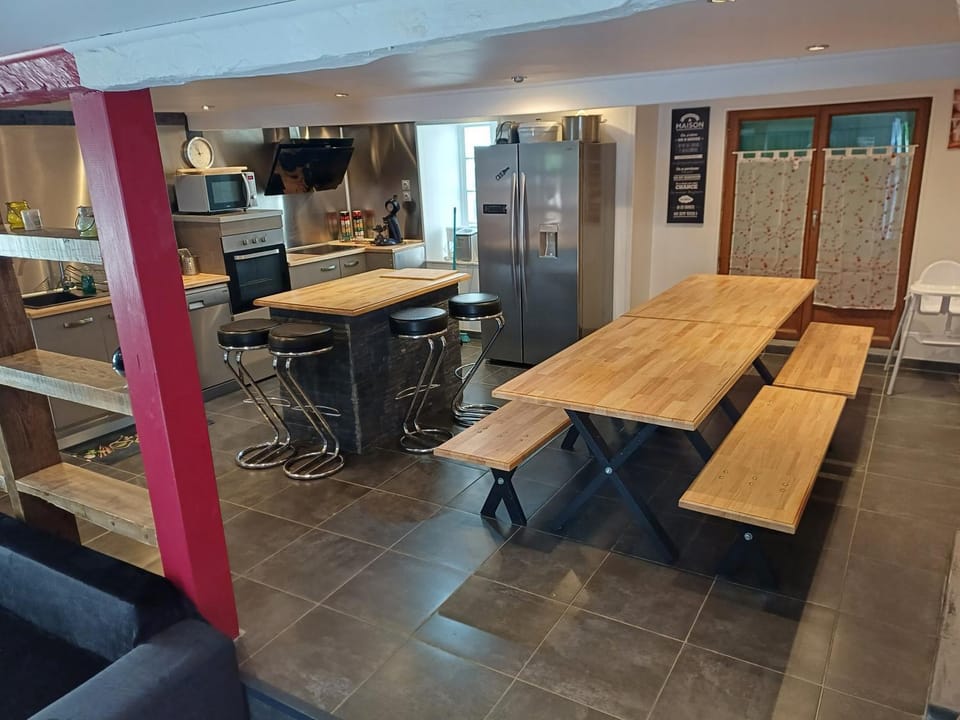 Kitchen or kitchenette, Dining area