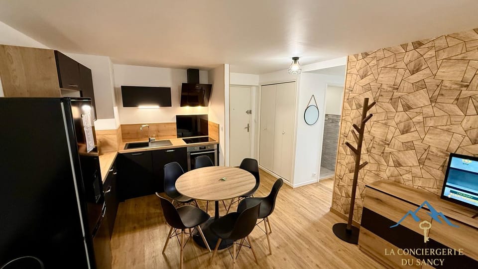 TV and multimedia, Kitchen or kitchenette, Dining area, oven, stove