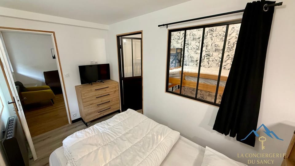 Bed, TV and multimedia, Bedroom