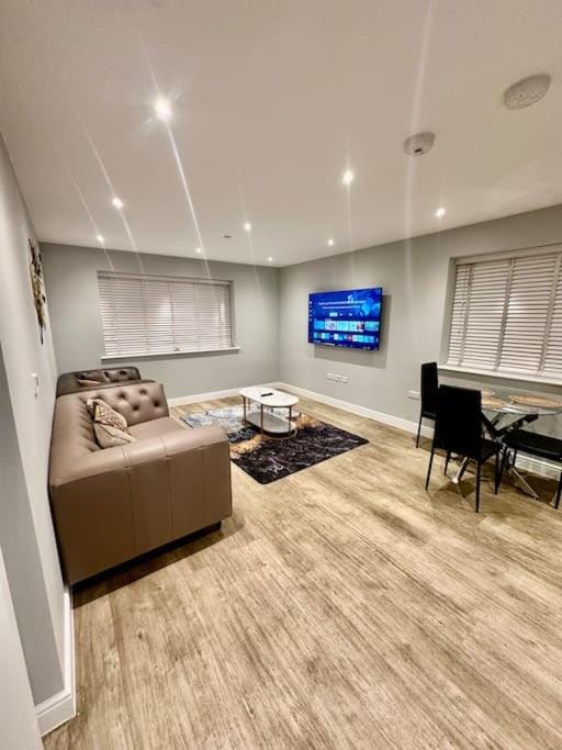 Lovely 2 bedroom 2 bathroom Apartment Apartment in Epsom