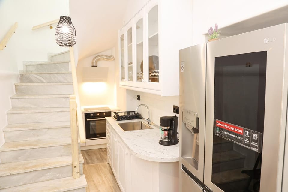 Restaurant/places to eat, Kitchen or kitchenette, oven, stove