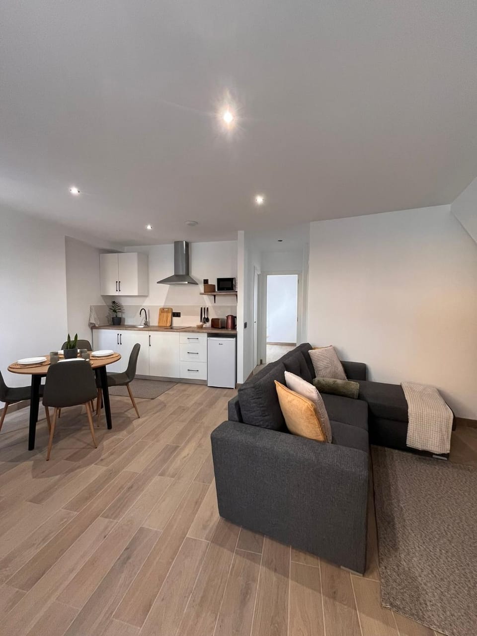 Kitchen or kitchenette, Living room, Seating area, Dining area