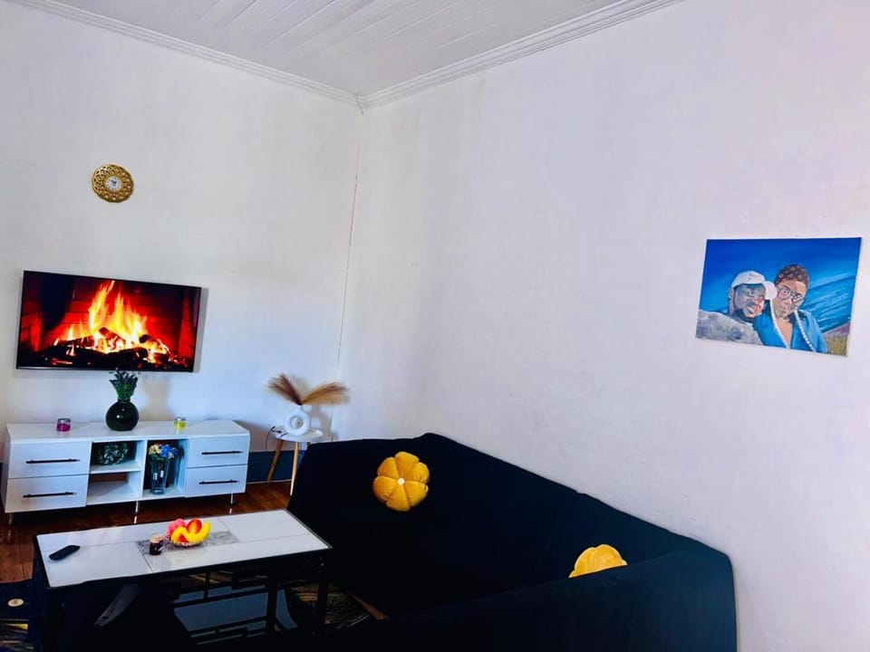 Communal lounge/ TV room, TV and multimedia, Living room, Seating area, Evening entertainment, flat iron