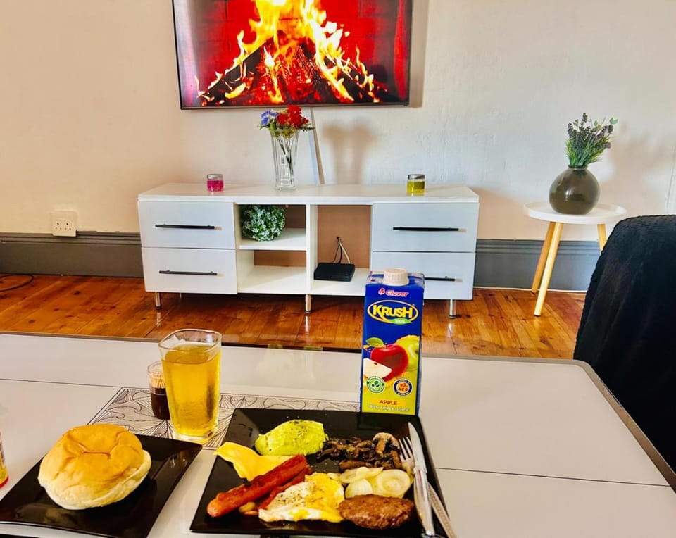 TV and multimedia, Living room, Food and drinks, Seating area, Food, Breakfast, Continental breakfast, minibar