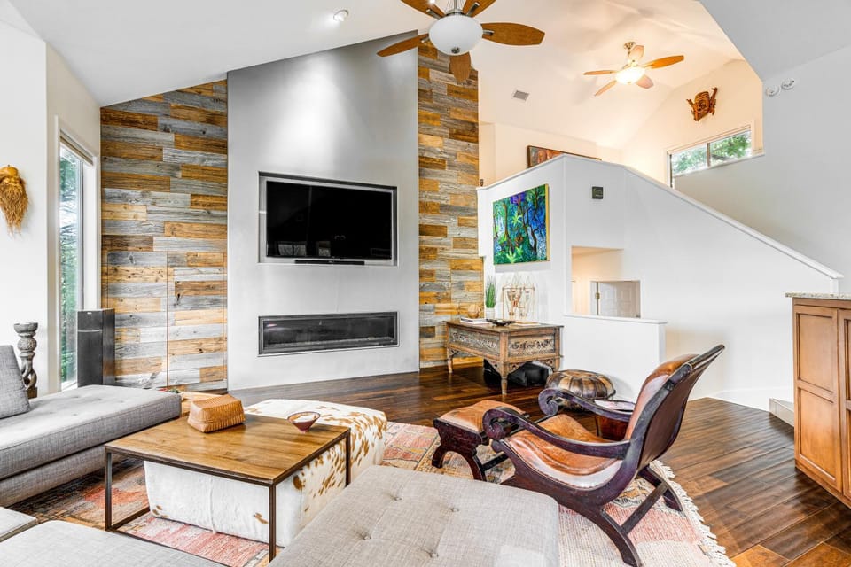 7 Mi to Zilker Park Oasis with Pool and Patio House in Lake Austin