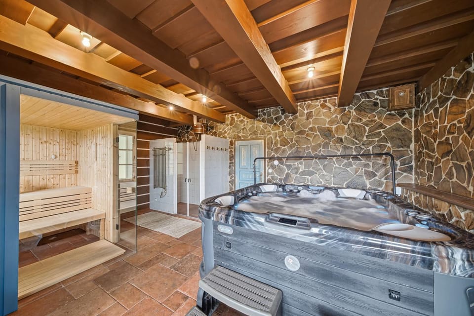 Wellness roubenka Na Vyhlídce Chalet in Czechia