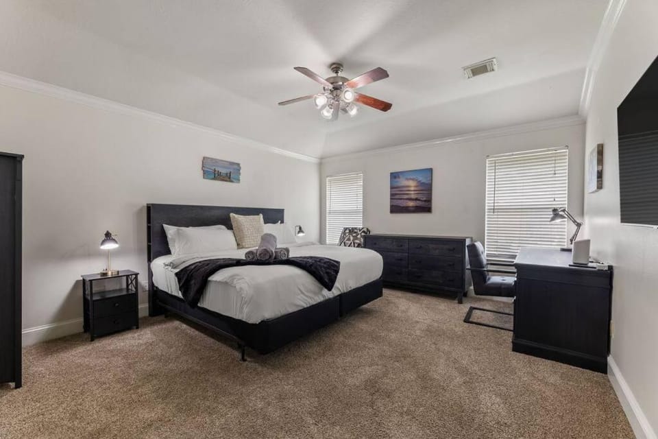 Bed, TV and multimedia, Bedroom