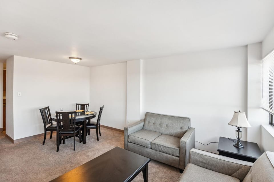 PP 2401 Modern Corporate 2br Suite pool, Gym Apartment in Harrisburg
