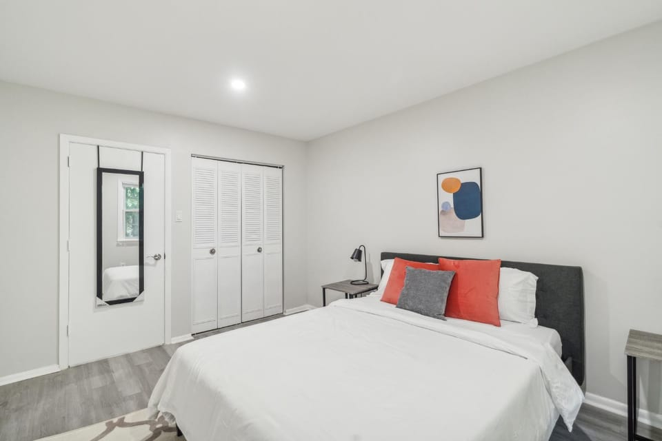 Pine Brook 808 I Your Newark Retreat I Pool & Gym Apartment in Delaware