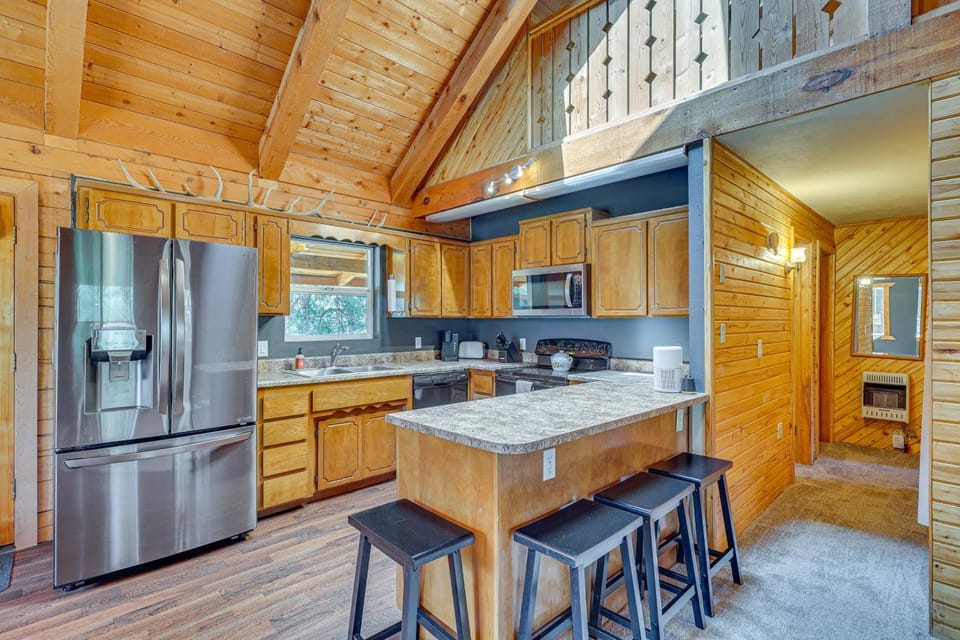 Alpine Cabin w/ Deck: 3 Mi to Luna Lake! Cabin in Alpine
