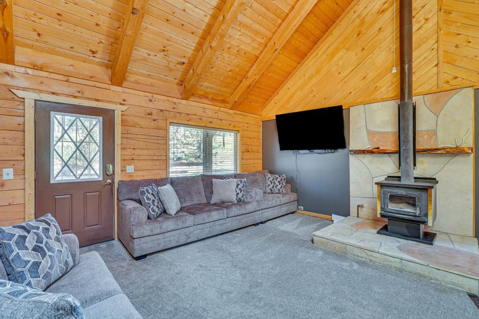 Alpine Cabin w/ Deck: 3 Mi to Luna Lake! Cabin in Alpine