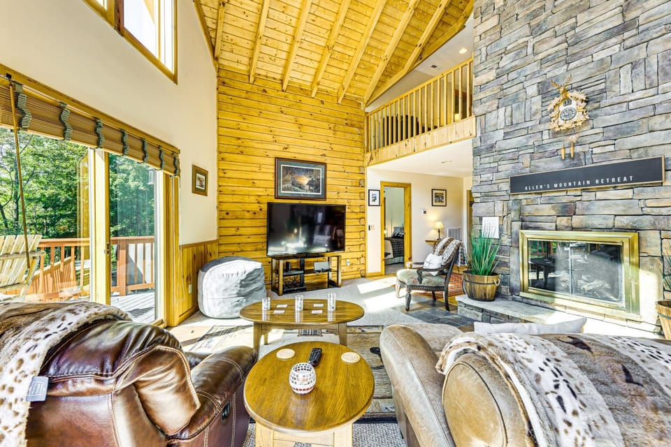 Deck & Mtn Views: Log Cabin By Snowshoe Mountain! Cabin in Shenandoah Valley
