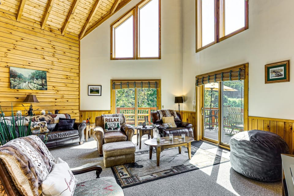 Deck & Mtn Views: Log Cabin By Snowshoe Mountain! Cabin in Shenandoah Valley