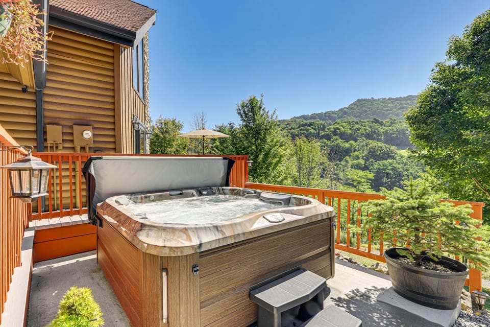 Deck & Mtn Views: Log Cabin By Snowshoe Mountain! Cabin in Shenandoah Valley