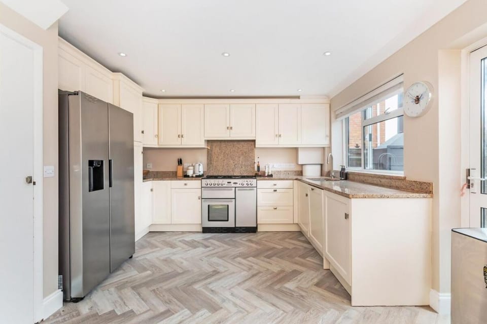 Guildford - 4 Bedroom House - Private Parking House in Guildford