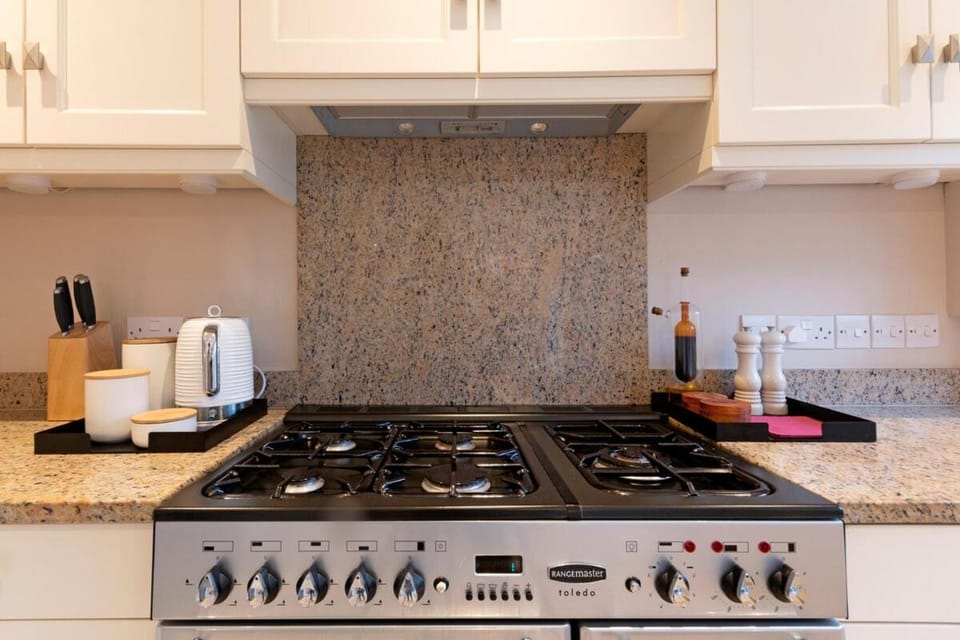 Guildford - 4 Bedroom House - Private Parking House in Guildford