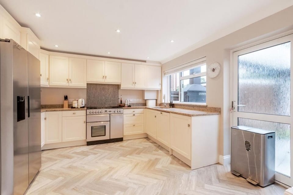 Guildford - 4 Bedroom House - Private Parking House in Guildford