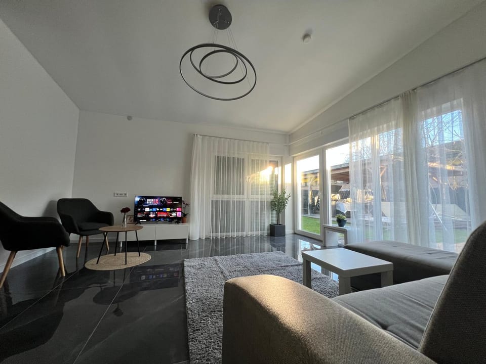 TV and multimedia, View (from property/room), Living room, Garden view