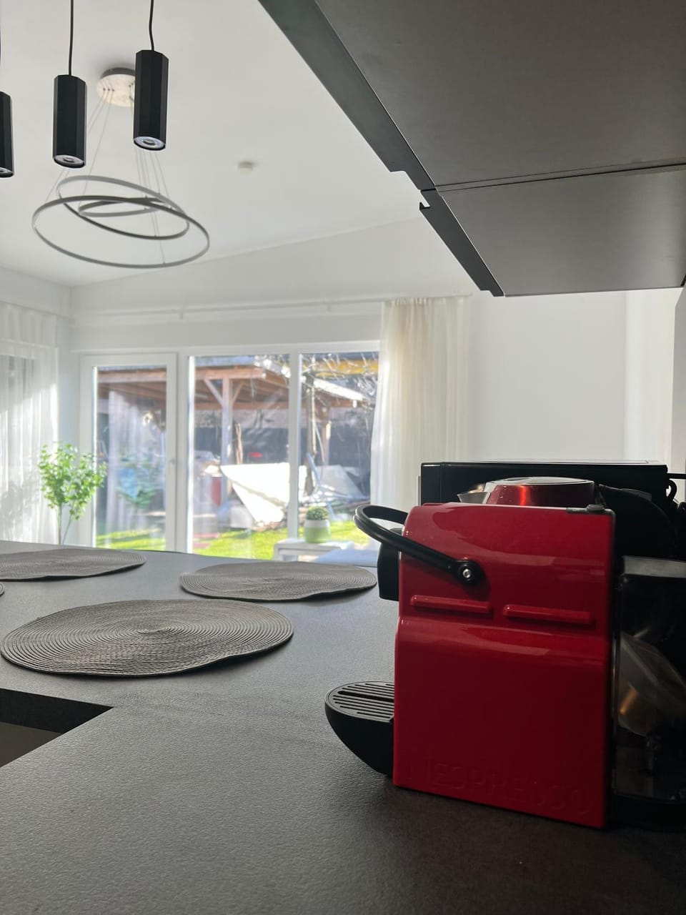 Coffee/tea facilities, Dining area, microwave, kitchen