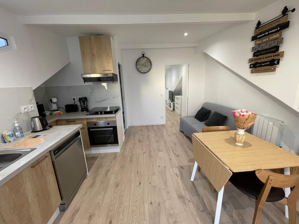 Coffee/tea facilities, Kitchen or kitchenette, Living room, Seating area, Dining area, dishwasher, oven, stove, toaster