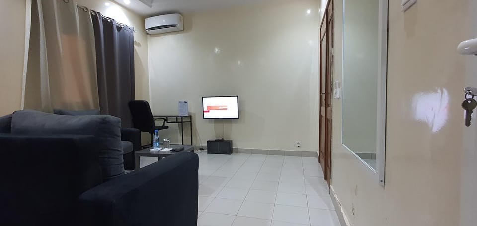 TV and multimedia, Living room, Seating area, air conditioner