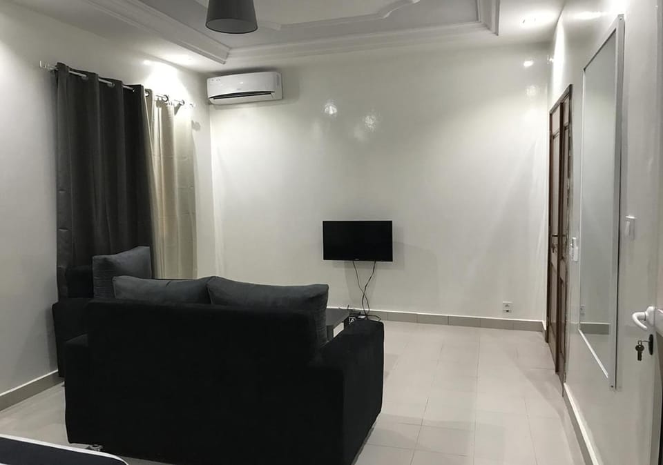 Communal lounge/ TV room, TV and multimedia, Living room, Seating area, Evening entertainment, air conditioner