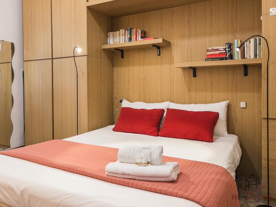 Bed, Library, TV and multimedia, Photo of the whole room, Bedroom, towels, wardrobe