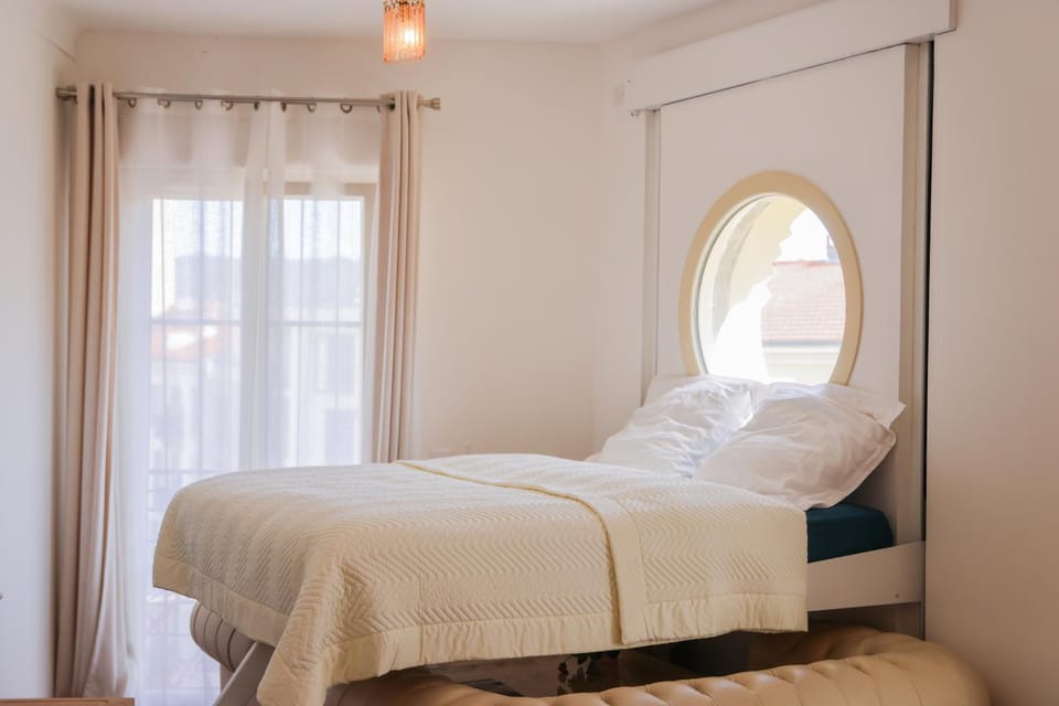 Bed, TV and multimedia, Photo of the whole room, air conditioner