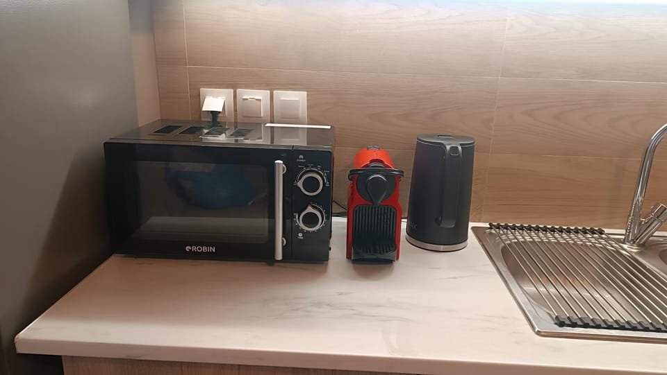 Coffee/tea facilities, Kitchen or kitchenette, microwave, kitchen
