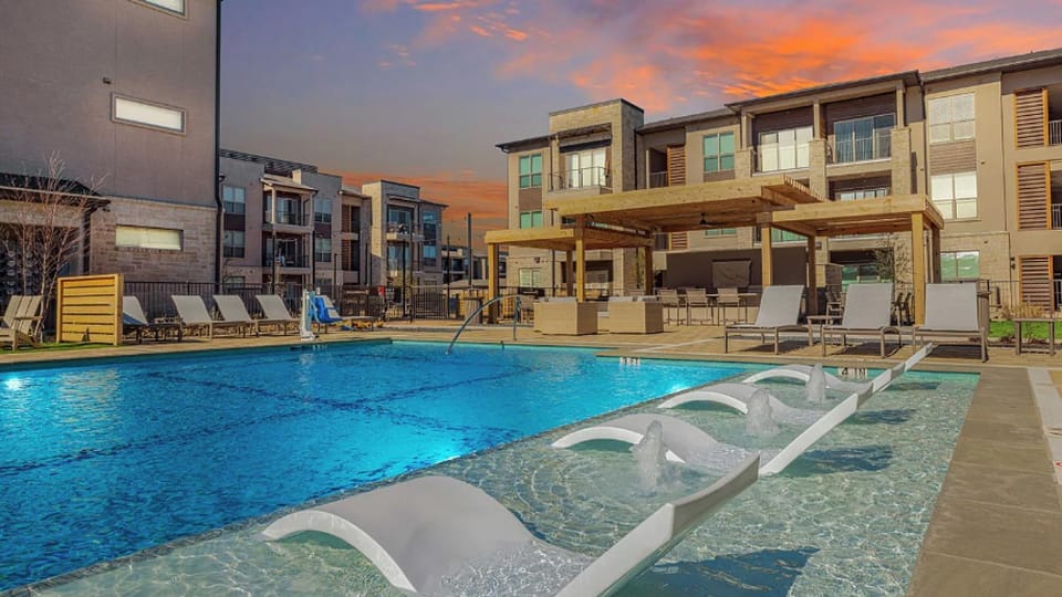 Landing at The Haywood - 1 Bedroom in Slaughter Creek Apartment in Austin