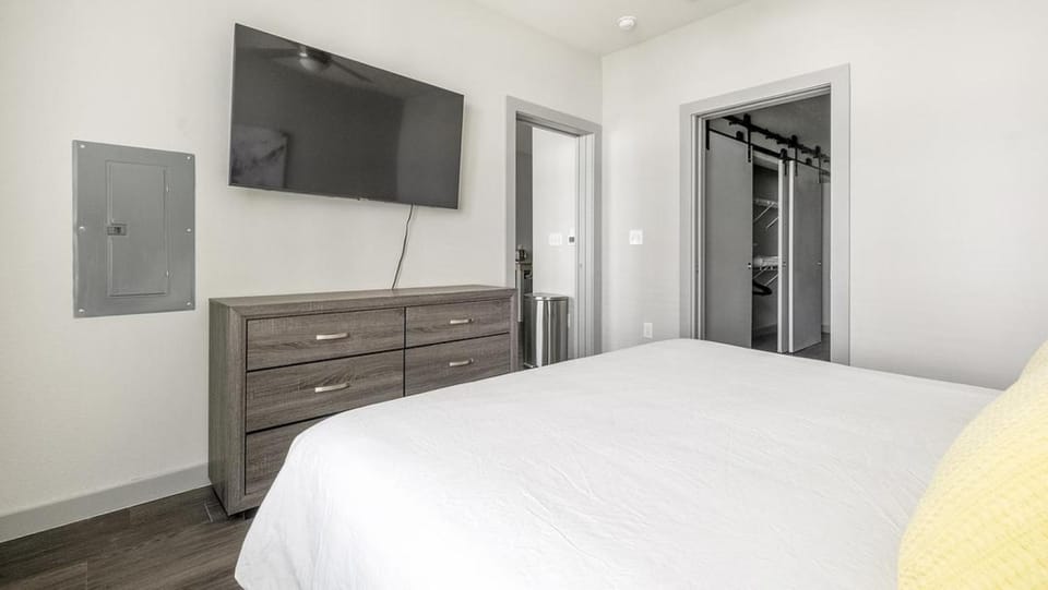 Landing at The Standard in the Heights - 1 Bedroom in Northside Apartment in Harris County
