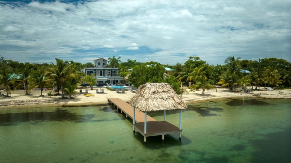 Conmigo Villas - 6 Bedroom Beachfront w Pool Apartment in Stann Creek District