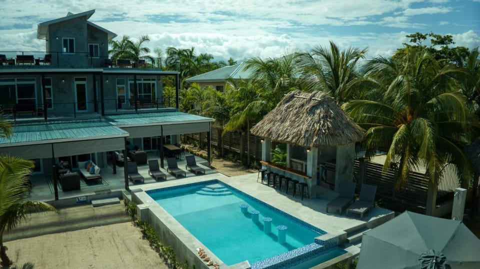 Conmigo Villas - 6 Bedroom Beachfront w Pool Apartment in Stann Creek District