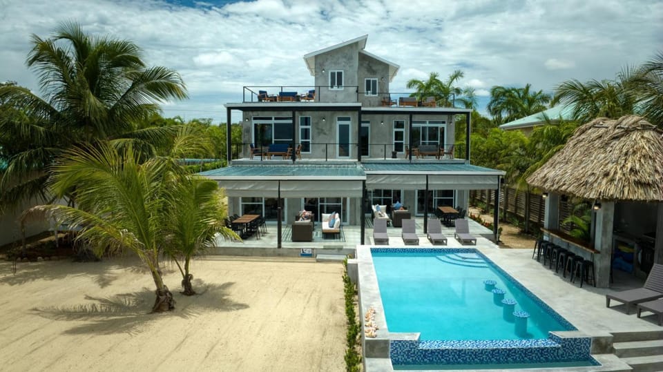 Conmigo Villas - 6 Bedroom Beachfront w Pool Apartment in Stann Creek District