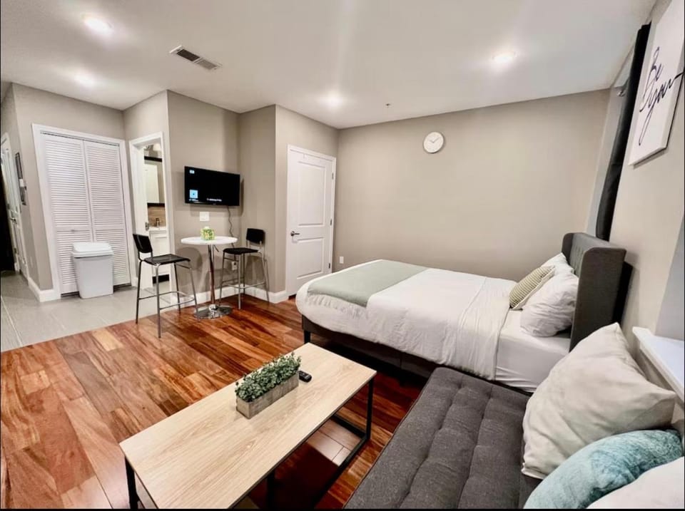 406 Luxury KING BED in central city of Philad Apartment in Philadelphia