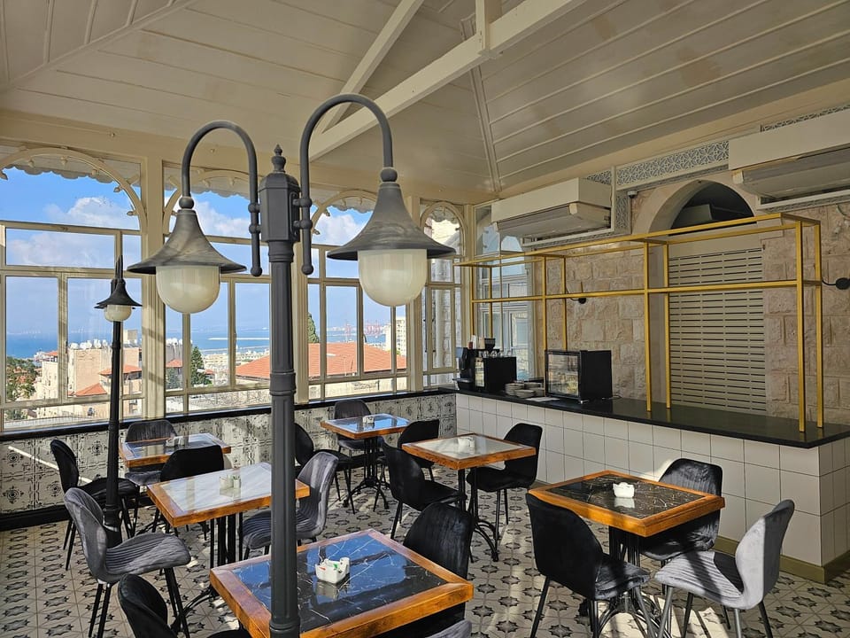 Restaurant/places to eat, Natural landscape, Seating area