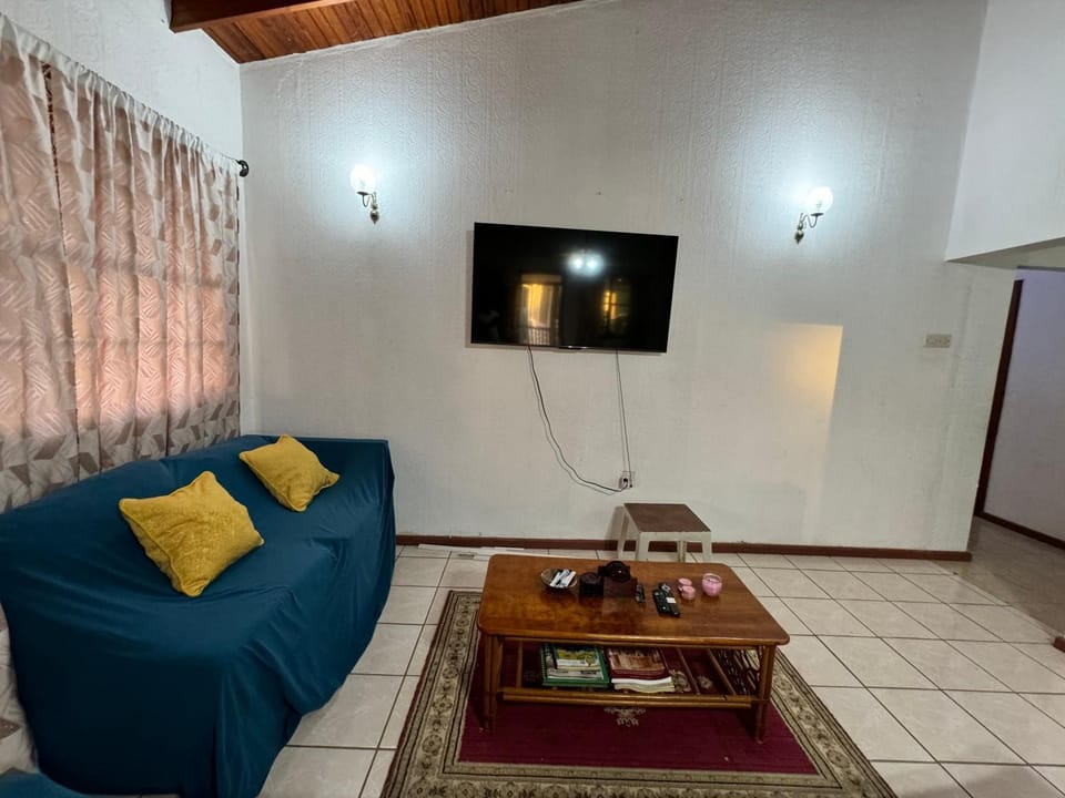 Communal lounge/ TV room, TV and multimedia, Living room, Seating area, Evening entertainment