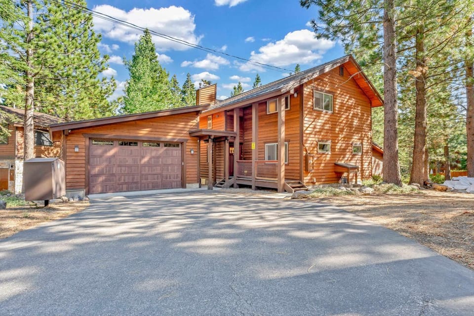 Charming Tahoe Cabin with Private Beach Access Cabin in Tahoe City