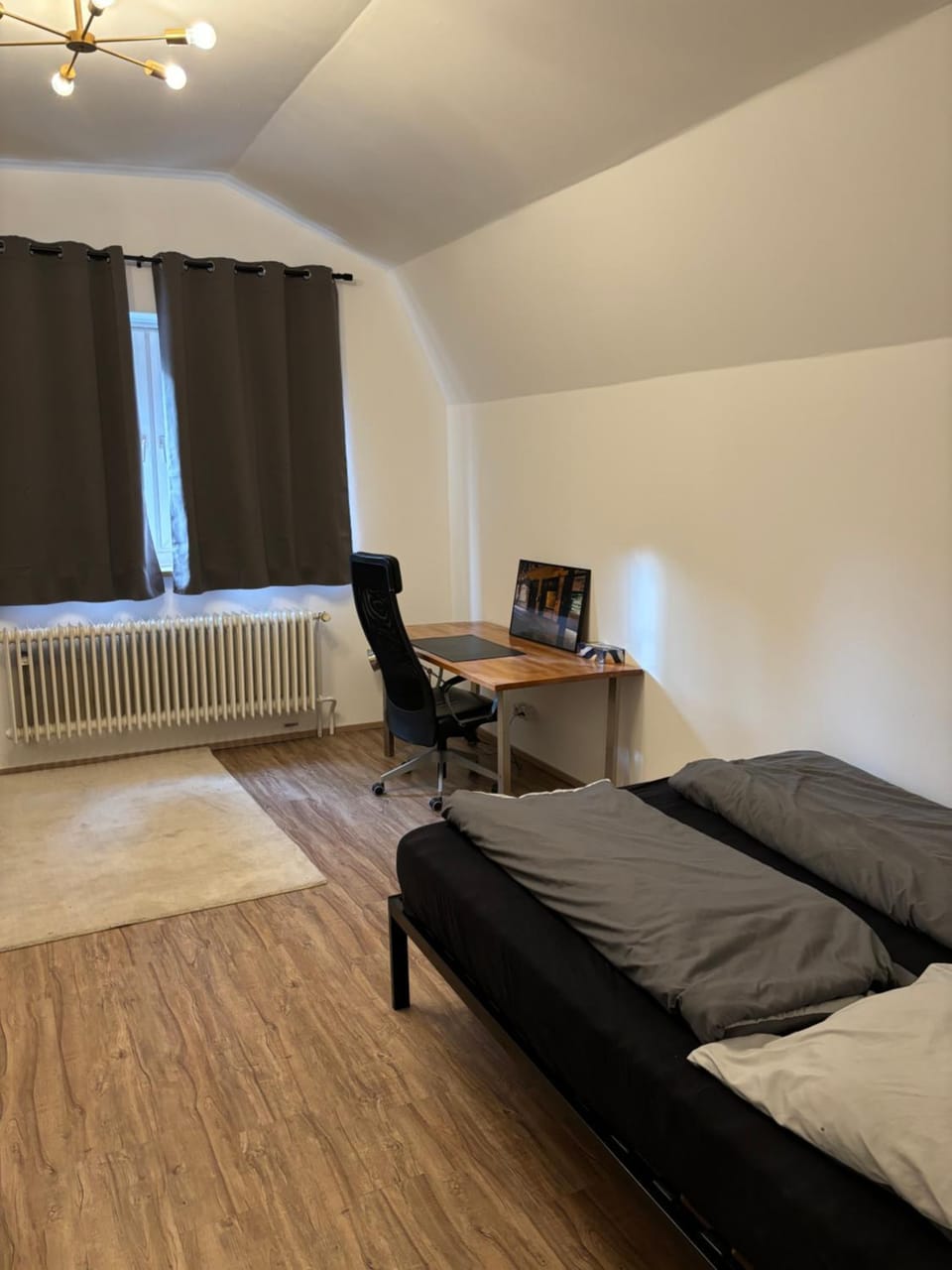 Bed, Living room, Photo of the whole room