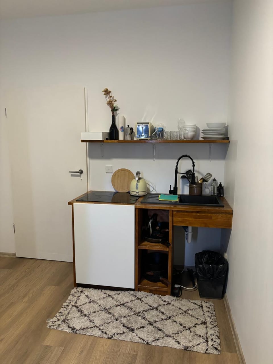 Coffee/tea facilities, Kitchen or kitchenette, stove