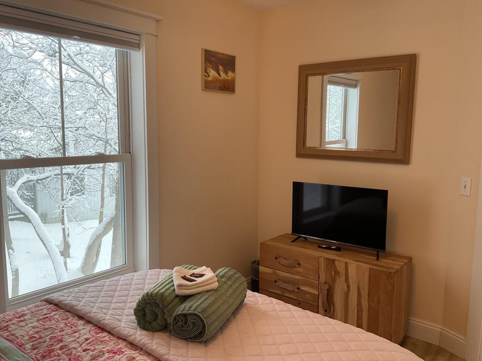Roberts Lake House Room #3 Vacation rental in Colchester