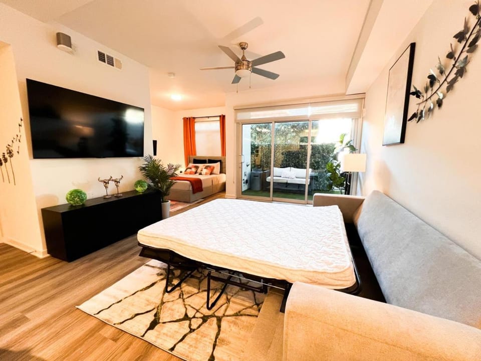 Luxury Open BD w Pool, Parking, & WD 133 Apartment hotel in San Fernando Valley