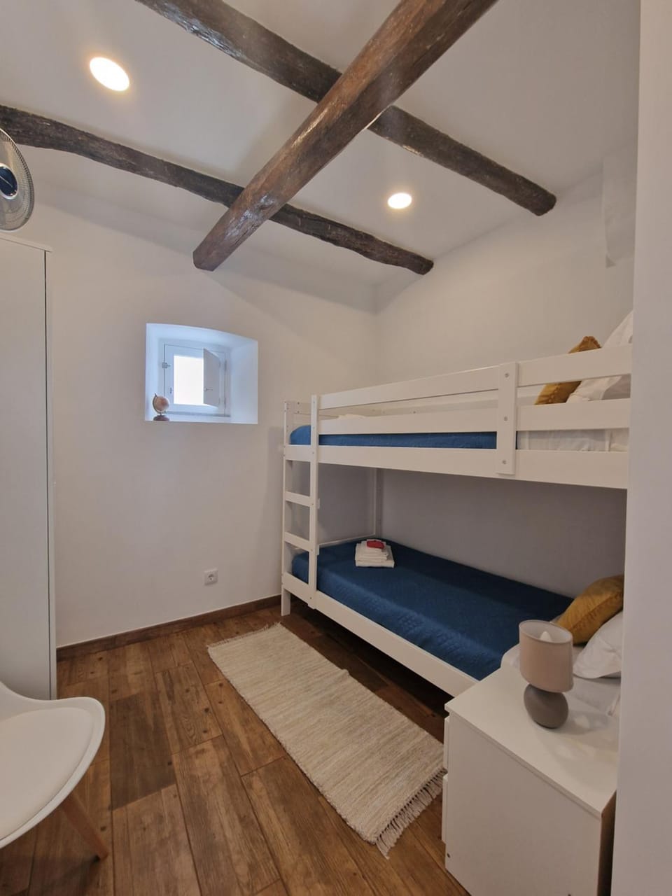Bedroom, bunk bed, towels