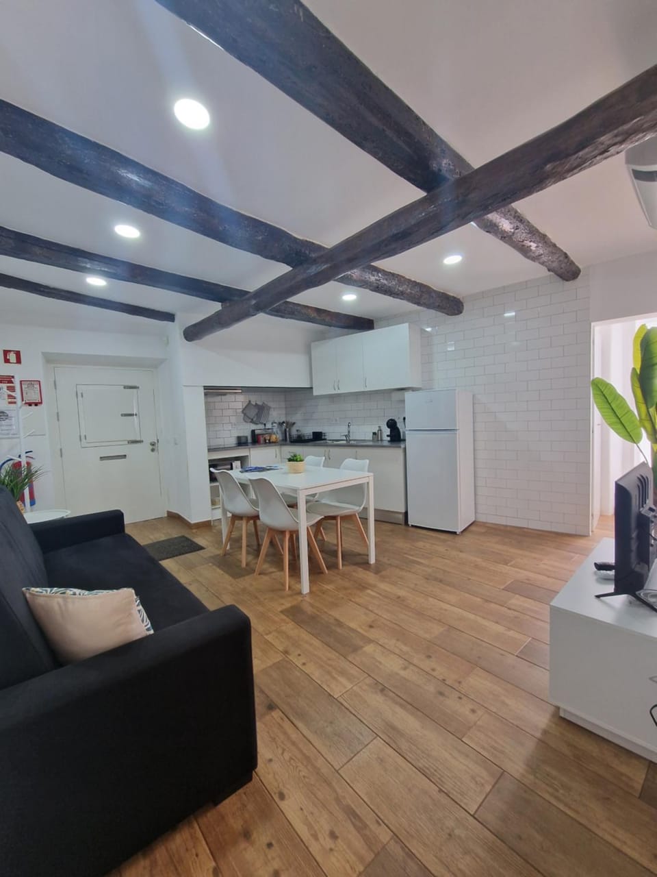 TV and multimedia, Kitchen or kitchenette, Living room, Seating area, Dining area, stove