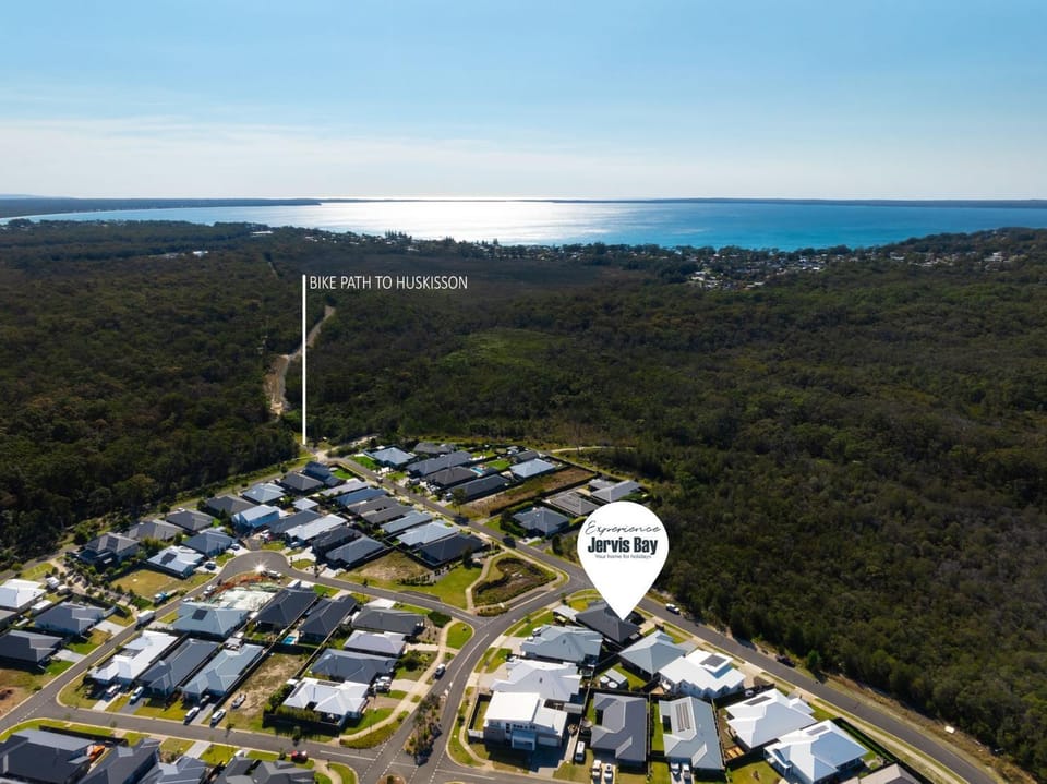 The Bayswood Retreat on Moona Creek by Experience Jervis Bay House in Vincentia