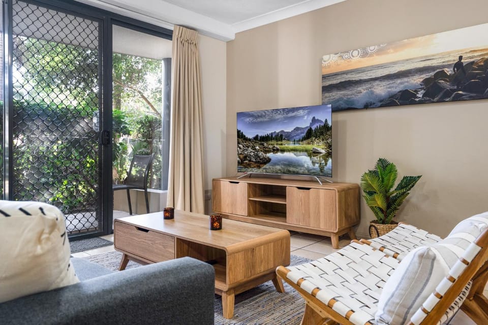 2-Bed Family Haven with Pools BBQ & Playgrounds Apartment in Mermaid Beach