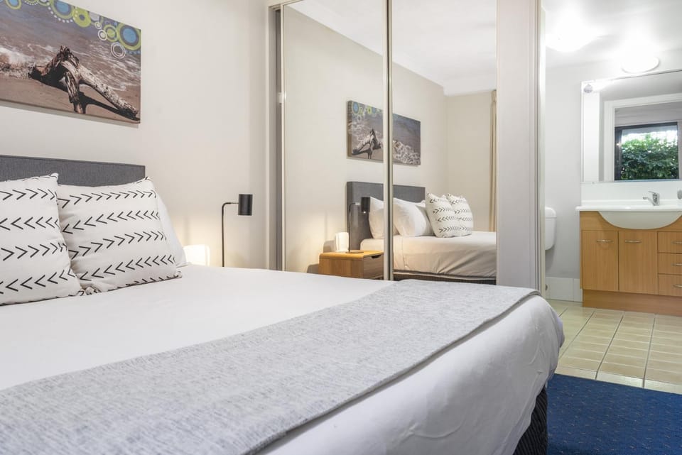 2-Bed Family Haven with Pools BBQ & Playgrounds Apartment in Mermaid Beach