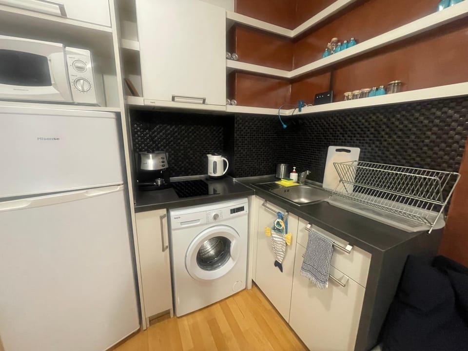 Coffee/tea facilities, Kitchen or kitchenette, microwave, stove