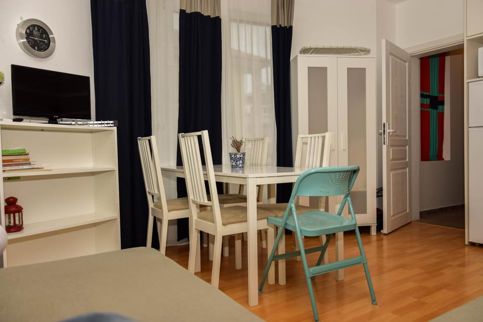 Bed, Coffee/tea facilities, Kitchen or kitchenette, Living room, Dining area
